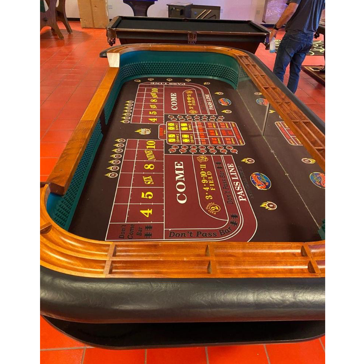 Mesa de Blackjack com cartas e fichas, ilustrando a estratégia do jogo